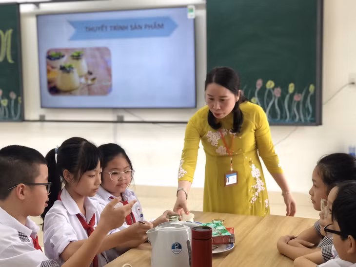 Cô giáo Phạm Thị Phú, Hiệu trưởng Trường THCS Mạo Khê 1 (TX Đông Triều) luôn tâm huyết đưa chuyển đổi số vào giảng dạy. (Ảnh nhân vật cung cấp)