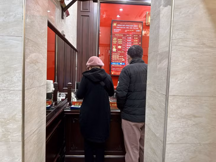 Người dân mua vàng tại Cửa hàng Bảo Tín Minh Châu, phố Trần Nhân Tông, Hà Nội.