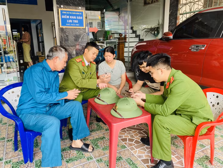 Công an thị trấn Đầm Hà cài đặt định danh điện tử cho người dân tại nhà.