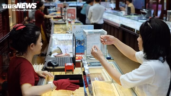 Giá vàng tăng cao, nhiều người không dám mua. (Ảnh minh họa: Công Hiếu).