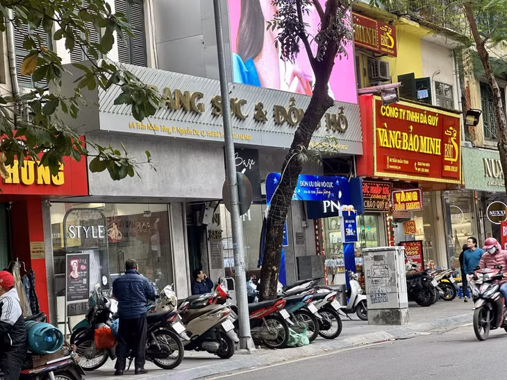 Đầu giờ chiều 4/12, một số cửa hàng vàng nhỏ trên phố Trần Nhân Tông vắng khách.