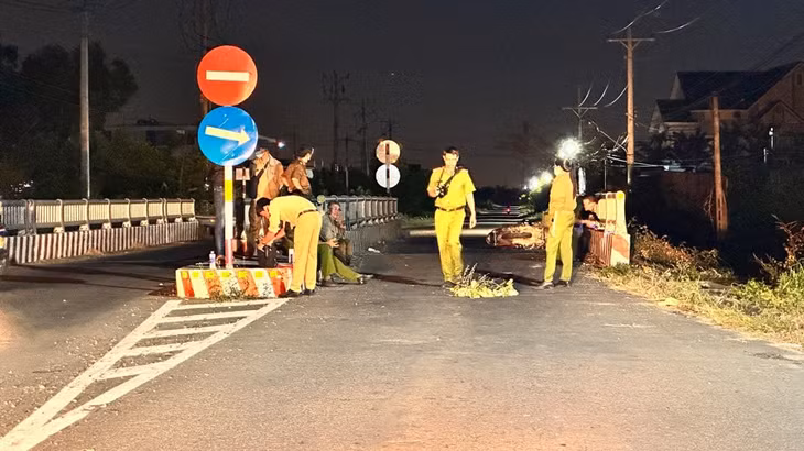 Công an khám nghiệm hiện trường. Ảnh: Duy Tuấn