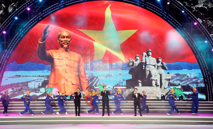 Hình ảnh Chủ tịch Hồ Chí Minh vĩ đại xuất hiện trong chương trình nghệ thuật với ca khúc "Vùng than nhớ Bác" qua sự thể hiện của NSƯT Việt Hoàn, NSƯT Đăng Dương, Trọng Tấn.