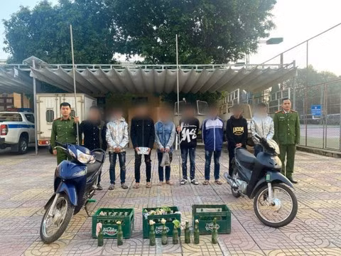 Nhóm thanh thiếu niên cùng hung khí và "bom xăng" tại cơ quan công an.