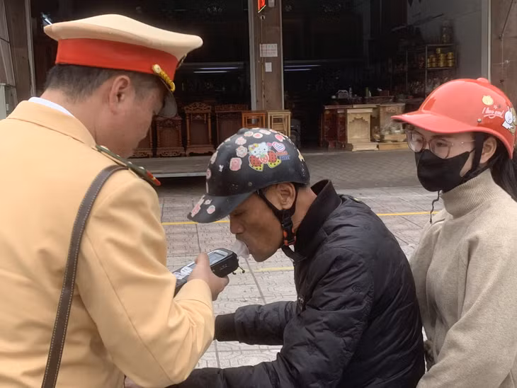 Công an TP Móng Cái kiểm tra nồng độ cồn người điều khiển xe mô tô lưu thông trên địa bàn.