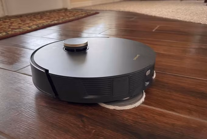 Dreame L20 Ultra là robot hút bụi đầu tiên có thể xòe giẻ và tự cất giẻ lau. Ảnh: Protoolreview