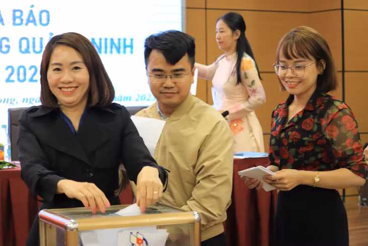 Các hội viên bỏ phiếu bầu Ban Thư ký Liên Chi hội Nhà báo Trung tâm Truyền thông tỉnh khóa II tại đại hội.