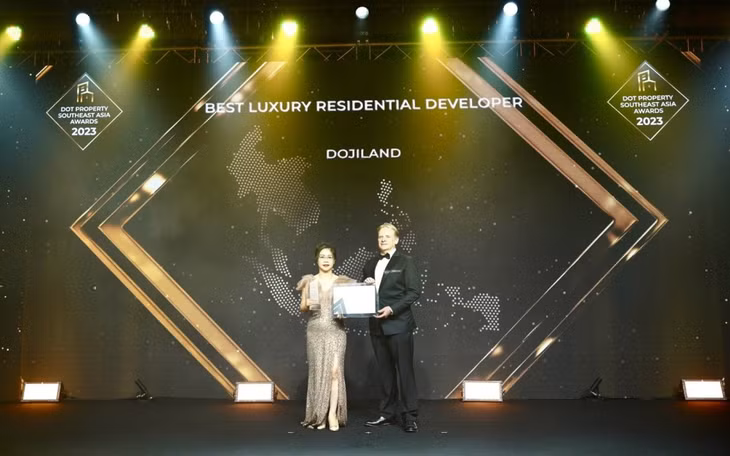 Đại diện DOJILAND nhận giải Nhà phát triển bất động sản hạng sang tốt nhất năm 2023