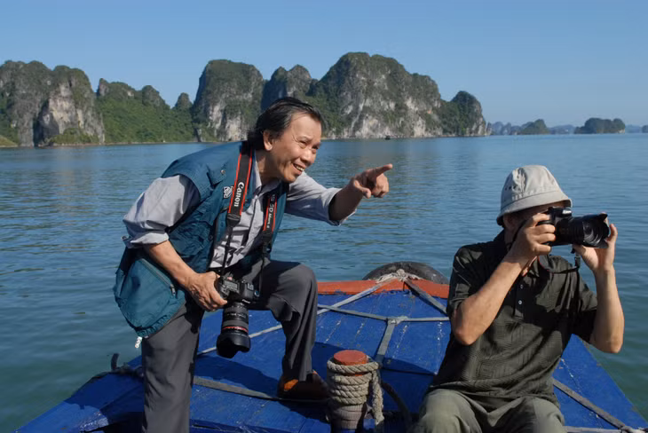 Nghệ sĩ nhiếp ảnh Đỗ Kha trong một chuyến sáng tác trên Vịnh Hạ Long.
