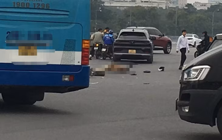 Hiện trường vụ người đàn ông đi xe máy va chạm với ô tô rồi tử vong tại chỗ trước SVĐ Mỹ Đình.