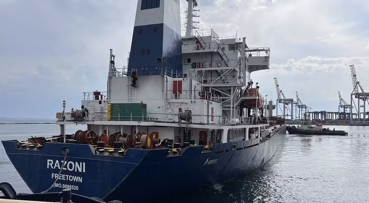 Tàu chở hàng khô Razoni treo cờ Sierra Leone khởi hành từ cảng ở Odesa, Ukraine. Ảnh: Bộ Quốc phòng Thổ Nhĩ Kỳ/Anadolu/Getty Images