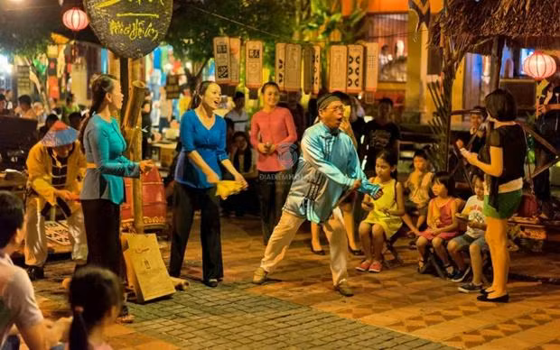 Văn hóa truyền thống Hội An hấp dẫn du khách. (Ảnh: CTV/Vietnam+)