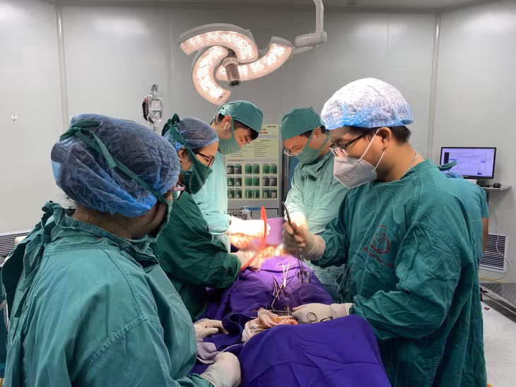 Bác sĩ Bệnh viện Sản Nhi phẫu thuật u xơ tử cung cho bệnh nhân.