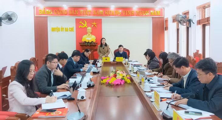  Đồng chí Vi Ngọc Bích, Ủy viên Ban Thường vụ Tỉnh ủy, Phó Chủ tịch Thường trực HĐND tỉnh dự, chỉ đạo hội nghị