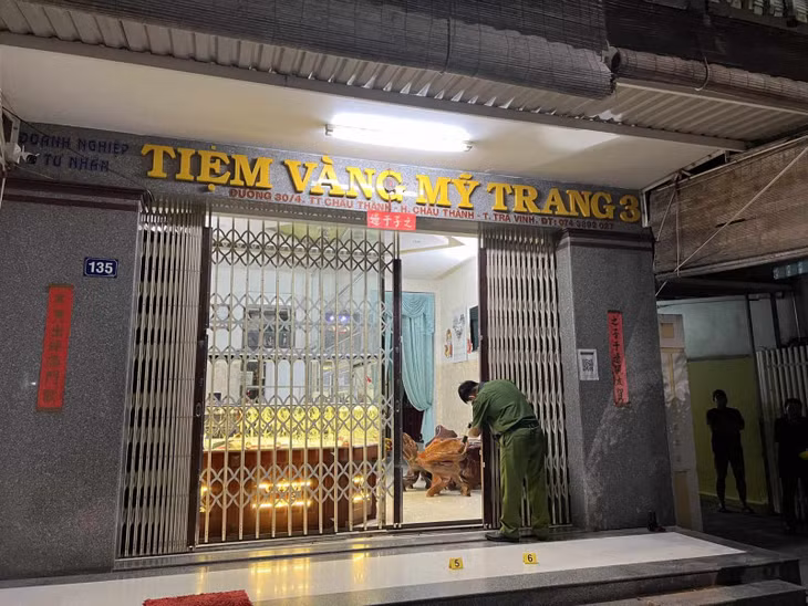 Cơ quan điều tra khám nghiệm hiện trường nơi xảy ra vụ cướp.