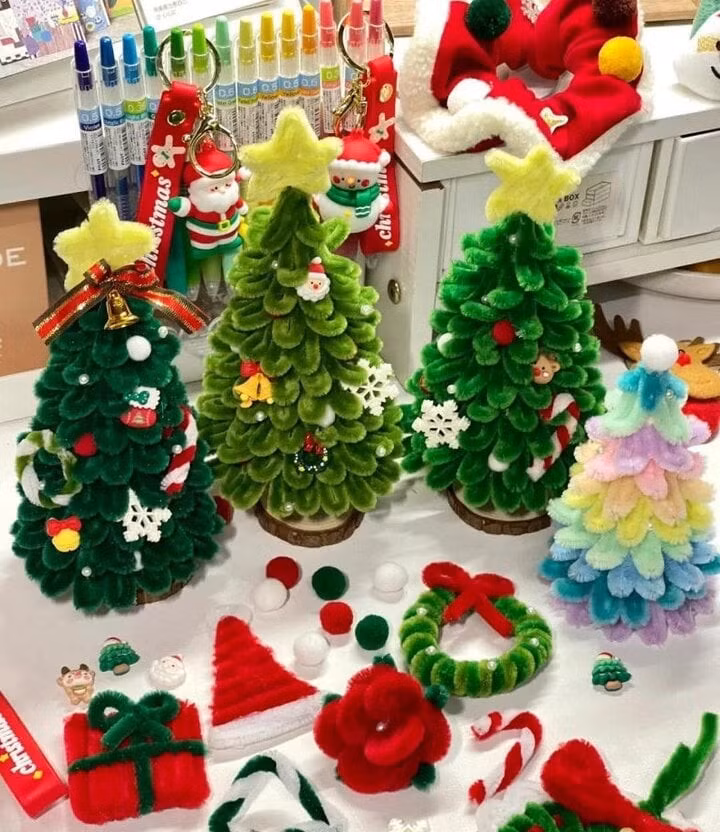 Cây thông Noel bằng kẽm nhung đang "làm mưa làm gió" mùa Giáng sinh năm nay. (Ảnh: Tiktok@handmade.kemnhung)