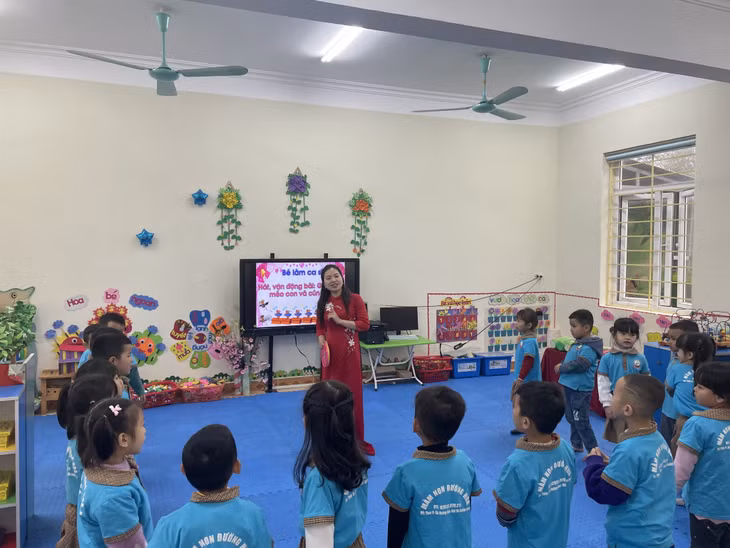 Hoạt động học tập của các bé Trường Mầm non Đường Hoa (huyện Hải Hà) có sự bổ trợ của bảng thông minh.