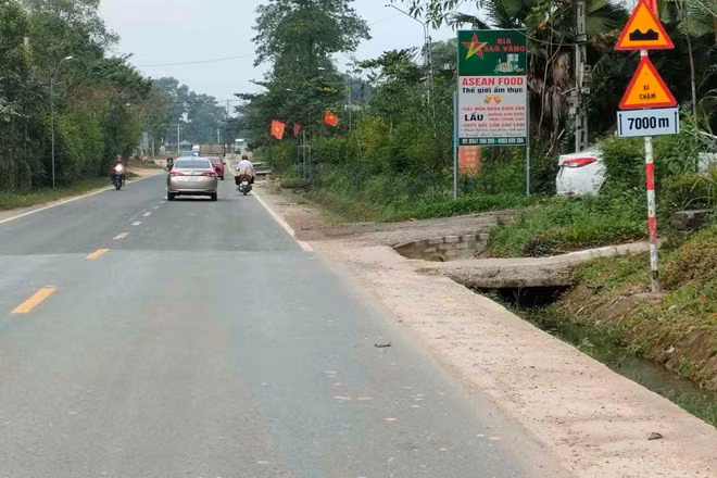 Vị trí nơi trước đó xảy ra tai nạn khiến bà T tử vong mà xe máy liên quan đã rời khỏi hiện trường. Ảnh: Quyền Tuấn.