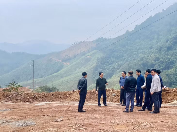 Các đồng chí lãnh đạo thành phố kiểm tra Dự án Nâng cấp, cải tạo tuyến đường liên xã, đoạn đường từ Mỏ Đông, xã Sơn Dương đến trung tâm xã Đồng Sơn.
