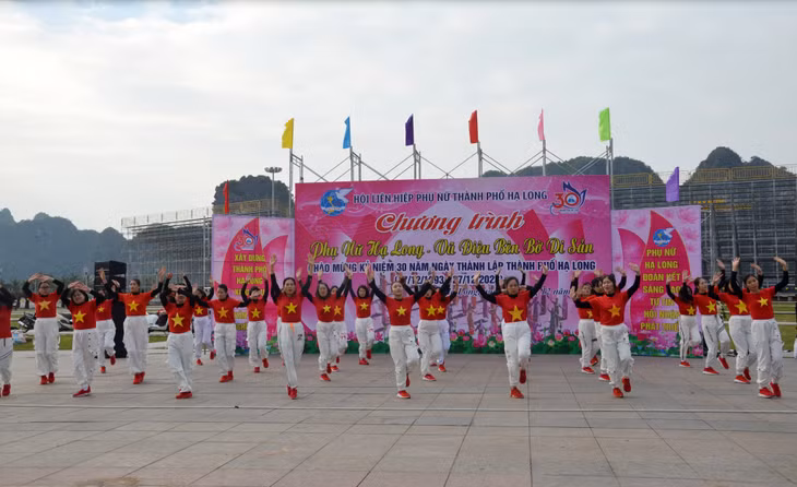 Tiết mục nhảy dân vũ của hội viên phụ nữ TP Hạ Long.