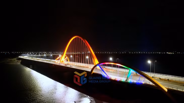 Cầu Cửa Lục 3 đang đi vào hoàn thiện những bước cuối cùng của khâu lắp đặt hệ thống chiếu sáng, sẵn sàng cho việc khành thành vào đầu năm mới 2024.