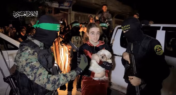 Mia ôm chó cưng Bella khi được lực lượng Hamas phóng thích. Ảnh: Reuters