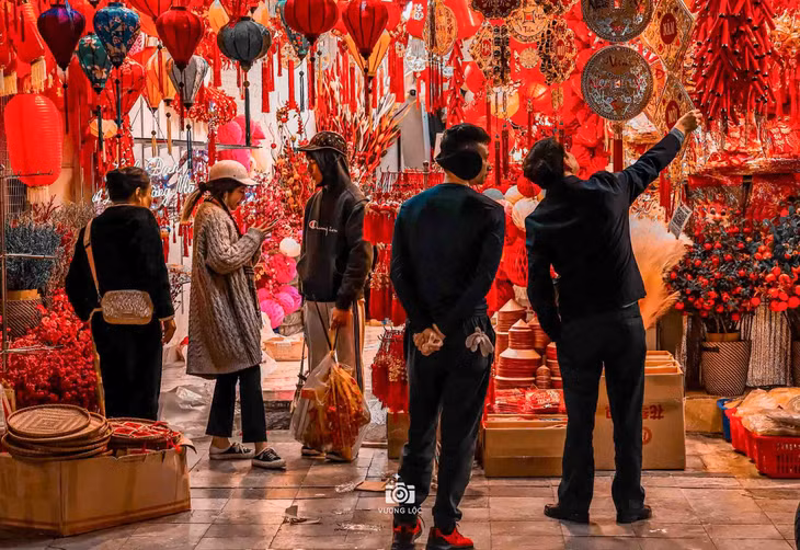 Nhiều bạn trẻ tranh thủ dạo phố chụp ảnh lưu giữ hình ảnh rực rỡ ngày cận Tết Giáp Thìn 2024. Ảnh: Vương Lộc