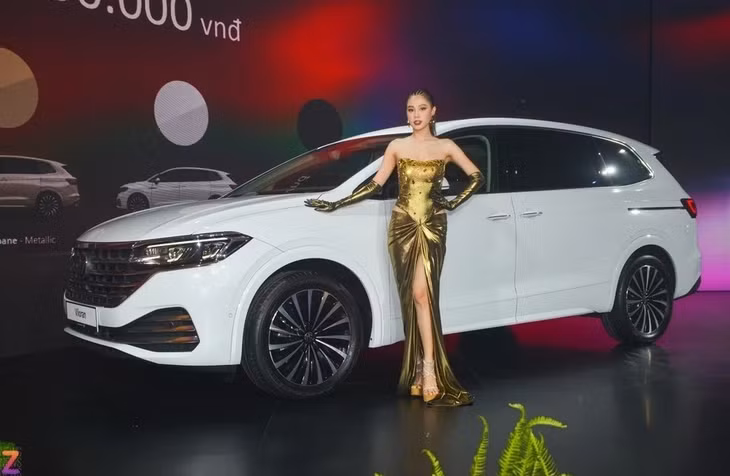 Sau Virtus, Volkswagen Việt Nam tiếp tục mở rộng danh mục sản phẩm bằng mẫu MPV Viloran. Xe được nhập khẩu từ Trung Quốc với 2 phiên bản Luxury và Premium. Chiếc xe trong bài thuộc phiên bản cao nhất Luxury với màu sơn ngoại thất Trắng Glacier kết hợp cùng nội thất màu nâu.