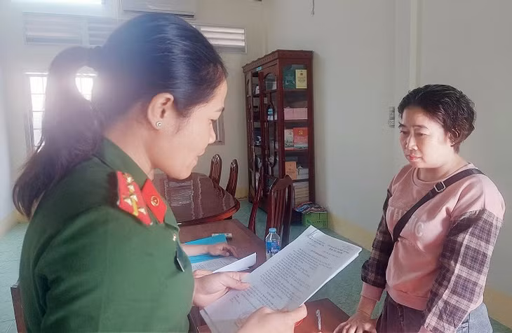 Công an tống đạt quyết định khởi tố, bắt giam bị can Giang. Ảnh: Công an Đồng Tháp.