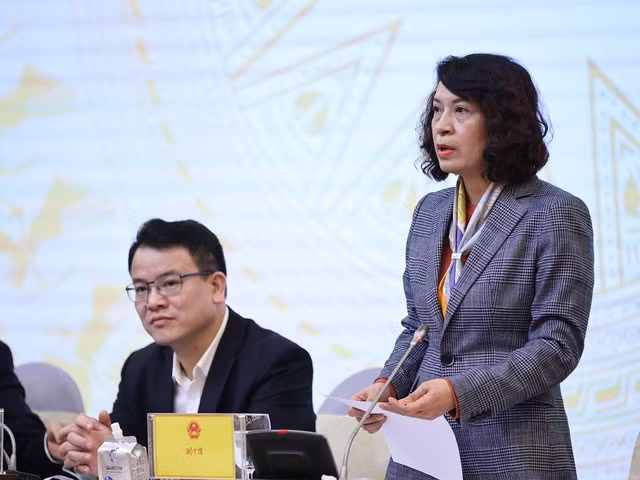 Thứ trưởng Bộ Y tế Nguyễn Thị Liên Hương trả lời câu hỏi của báo chí tại Họp báo - Ảnh: VGP/Nhật Bắc