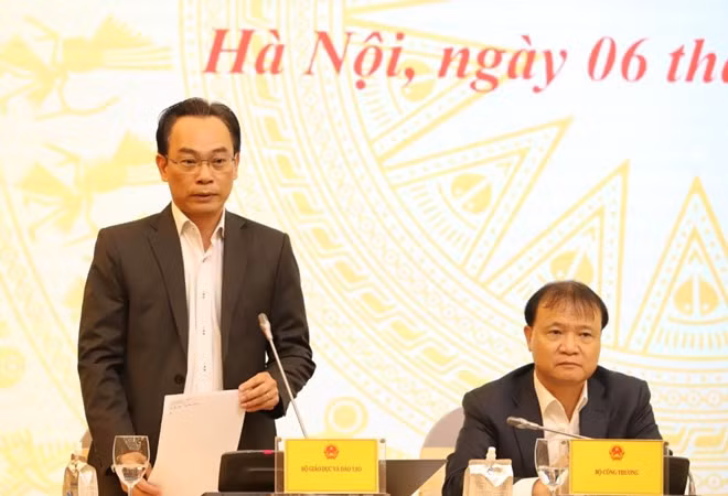 Thứ trưởng Bộ Giáo dục và Đào tạo Hoàng Minh Sơn trả lời chiều 6.12. Ảnh: Phạm Đông