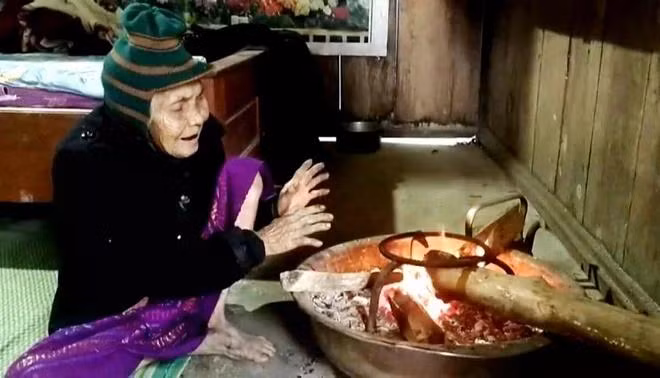 Để chóng chọi với giá rét, người dân đã sử dụng các biện pháp sưởi ấm, trong đó có việc đốt than, củi. (Ảnh: Võ Dung/TTXVN)