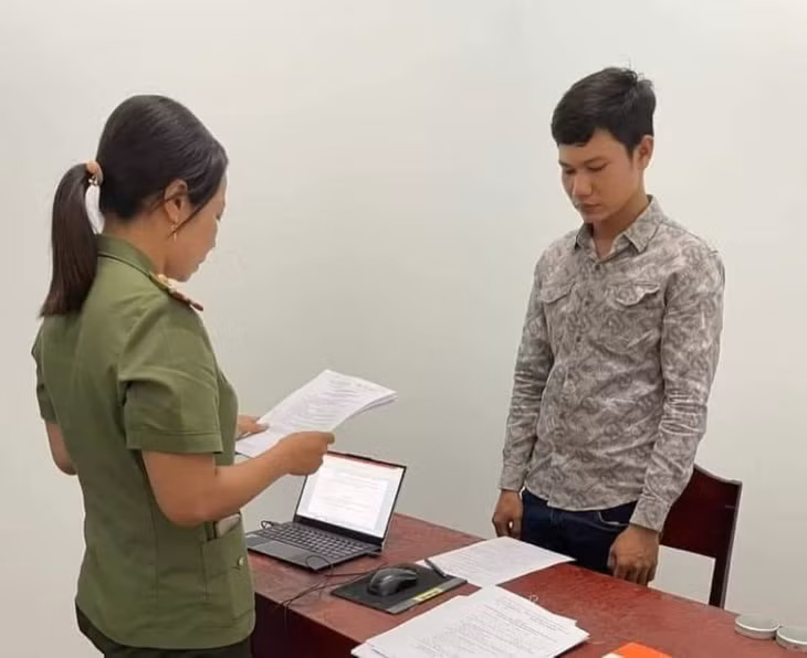Mua súng trên mạng về bắn thử và gửi bạn giữ, cả 2 bị khởi tố ảnh 1
