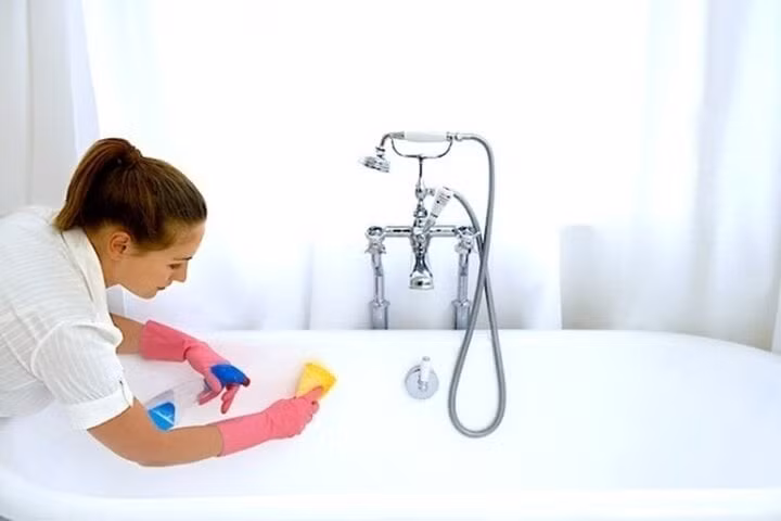 Chỉ cần 30 phút cọ rửa nhà vệ sinh, bạn sẽ tiêu hao được 187 calo. (Ảnh: Brightside)
