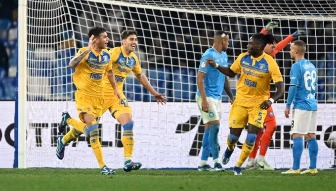 Đồng đội chia vui với Barrenechea (trái) sau bàn mở tỷ số cho Frosinone trên sân Napoli hôm 19/12. Ảnh: DAZN