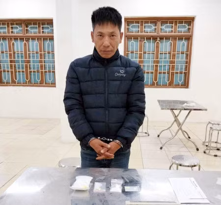 Đối tượng Vũ Việt Hùng và ma túy thu giữ.