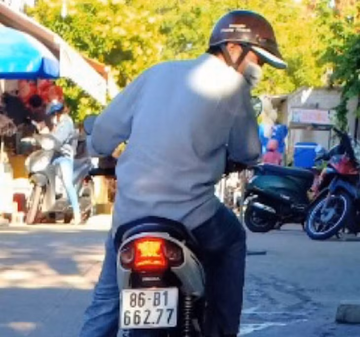Người đàn ông lạ mặt đi xe máy xuất hiện trước cổng trường được bảo vệ chụp lại. (Ảnh: NDCC)