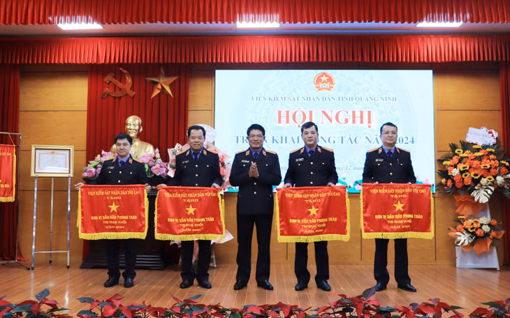Các tập thể có thành tích xuất sắc của Viện KSND tỉnh được nhận cờ thi đua của Viện KSND tối cao.