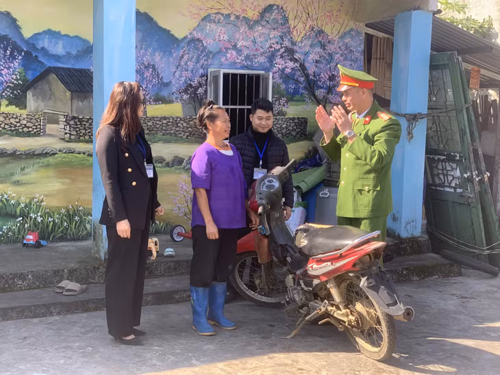 Các lực lượng chức năng xã Hải Sơn tuyên truyền Luật giao thông cho người dân trên địa bàn.