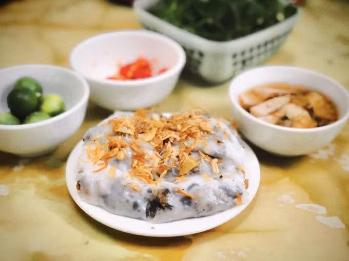 Một suất bánh cuốn nhân thịt bằm, mộc nhĩ và nước chấm chả. Ảnh: Quỳnh Mai