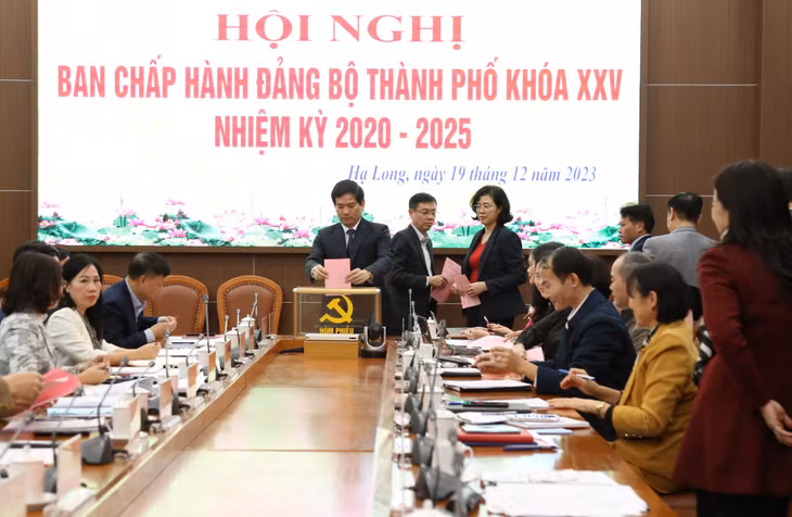 Các đại biểu bỏ phiếu lấy tín nhiệm.