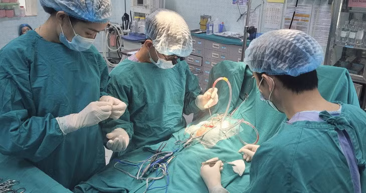 Các bác sĩ Bệnh viện Nhi Thanh Hóa phẫu thuật cho cháu bé 4 tháng tuổi - Ảnh: Bệnh viện cung cấp