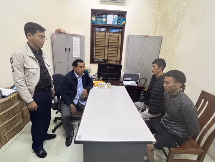 Công an lấy lời khai 2 đối tượng. Ảnh: CACC