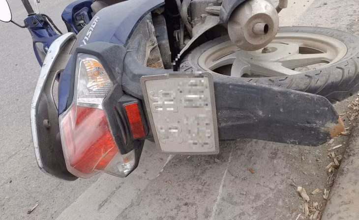 Chiếc xe nạn nhân N.T.T điều khiển sau va chạm với ô tô tải tại hiện trường (Ảnh: NDCC).