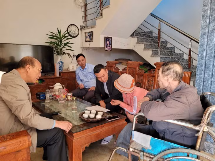 Chủ tịch UBND TX Quảng Yên Trần Đức Thắng giải đáp những thắc mắc liên quan đến GPMB Dự án KCN Sông Khoai (giai đoạn 2) cho các hộ dân xã Sông Khoai.