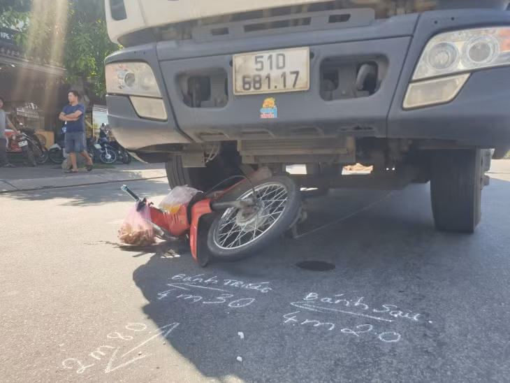 Người phụ nữ lọt dưới gầm xe tải, tử vong thương tâm