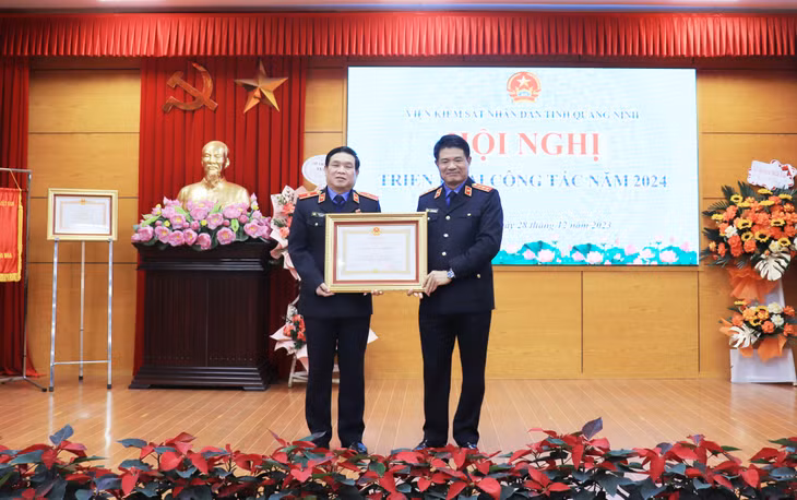 Đồng chí Lương Phúc Sơn, Viện trưởng Viện KSND tỉnh được trao tặng Huân chương Lao động hạng 3.