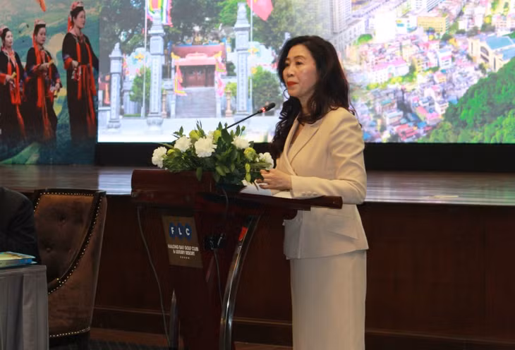 PGS. TS Lê Thị Thu Hiền - Cục trưởng cục Di sản Văn hóa, Bộ Văn hóa - Thể thao và Du lịch tham luận về định hướng bảo tồn và phát huy giá trị Di sản thiên nhiên thế giới Vịnh Hạ Long theo quan điểm phát triển bền vững của UNESCO.