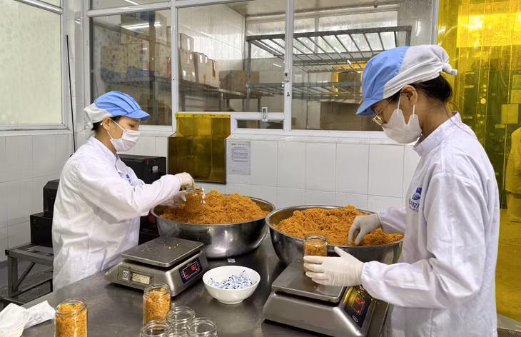 Công nhân Công ty TNHH Sản xuất và Thương mại thuỷ sản Quảng Ninh đóng gói ruốc tép.