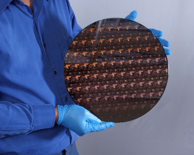 Một tấm wafer silicon chứa chip sản xuất theo công nghệ 2 nm của IBM. Ảnh: IBM